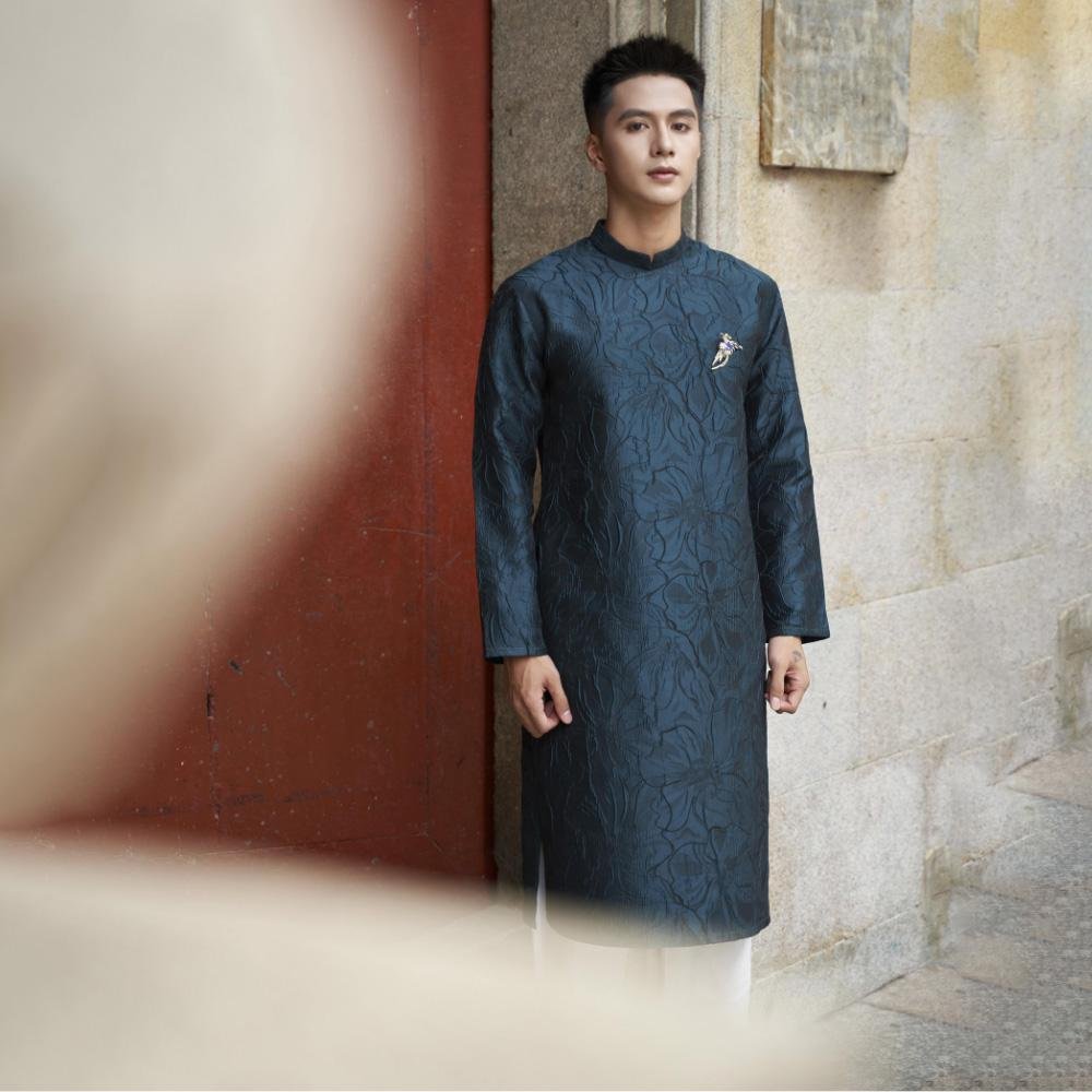 Bạn đang tìm kiếm một mẫu áo dài nam ấn tượng, khác biệt nhưng vẫn giữ được nét truyền thống và tinh tế? Áo dài gấm nam xanh lá vân nổi chính là lựa chọn lý tưởng dành cho bạn.
